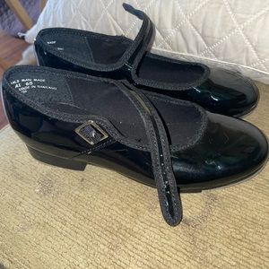 Girls black EUC Capezio 4M tap shoes!!! Great condition!!